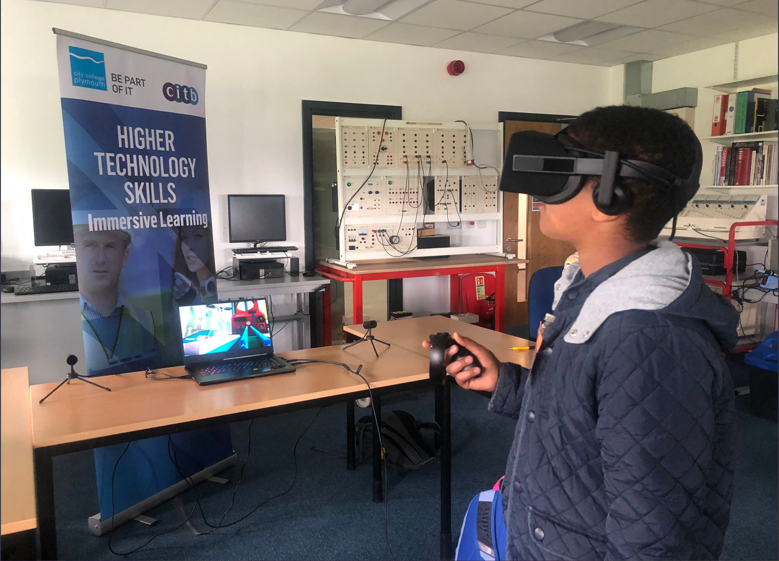 Young student experiencing construction in Virtual Reality | Virtual Reality is changing recruitment 